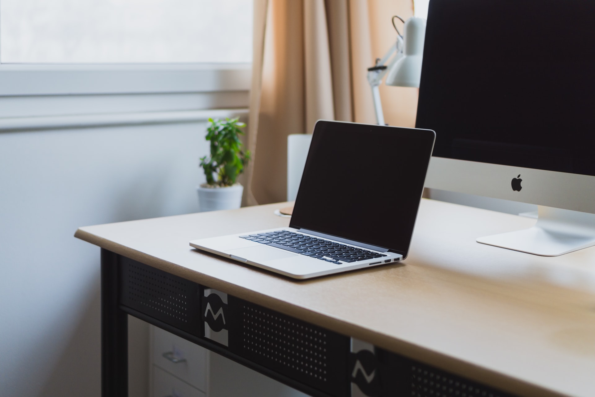 iMac und MacBook am aufgeräumten Schreibtisch